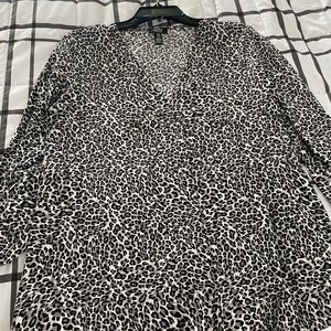Jones New York black white grey leopard blouse size medium like new